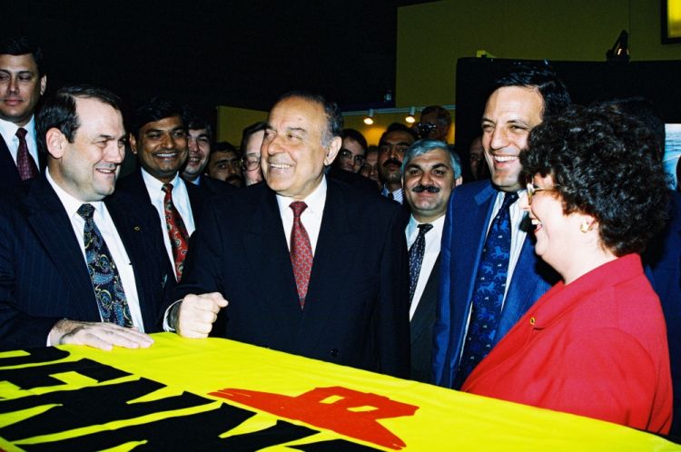 Xalqa bağışlanmış ömürdən anlar: 1995-ci ilin mayı<font color=red> - FOTOLAR</font>