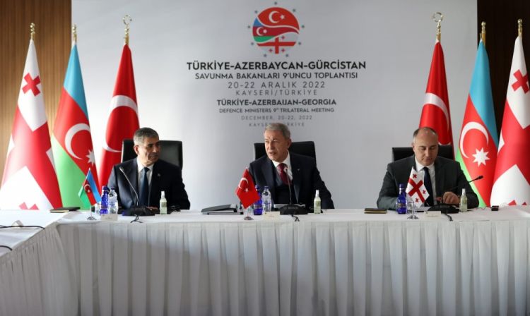 Azərbaycan, Türkiyə və Gürcüstan müdafiə nazirlərinin üçtərəfli görüşü keçirilib<font color=red> - FOTOLAR</font>