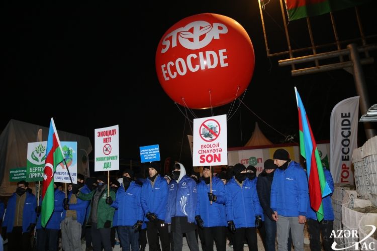 Laçın-Xankəndi yolunda havaya üzərində “Stop ecocide” yazılan şar buraxılıb<font color=red> - FOTOLAR</font>