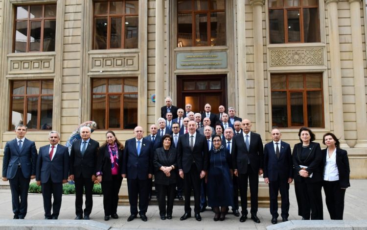 Prezident İlham Əliyev Qərbi Azərbaycan İcmasının inzibati binasında yaradılan şəraitlə tanış olub<font color='red'> - YENİLƏNİB 3</font><font color=red> - FOTOLAR</font>