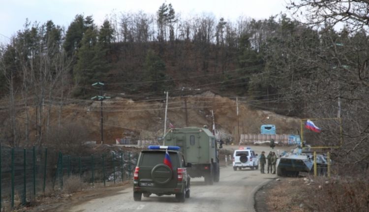 Laçın-Xankəndi yolu: Rusiya sülhməramlılarına məxsus dörd avtomobil aksiya yerindən sərbəst keçib