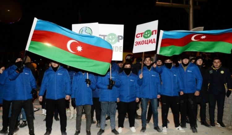 Aksiya iştirakçıları gecə saatlarında da böyük coşqu ilə şüarlar səsləndirirlər