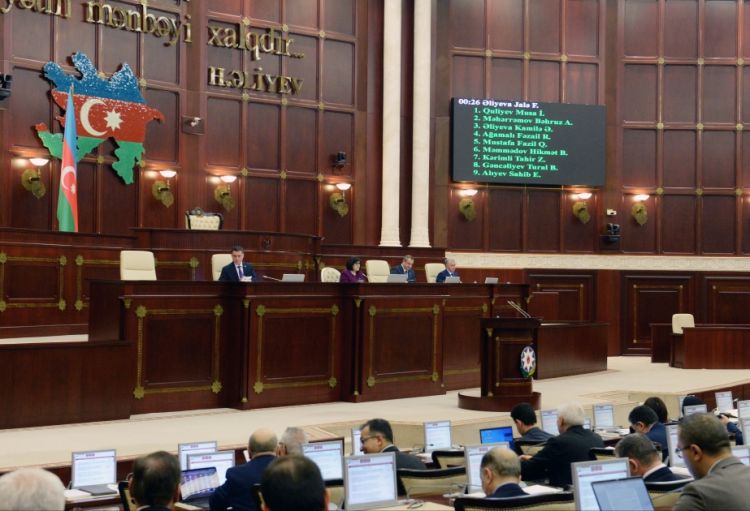 Təhsil və ümumi təhsillə bağlı qanunlara dəyişikliklər parlamentdə ikinci oxunuşda təsdiqlənib