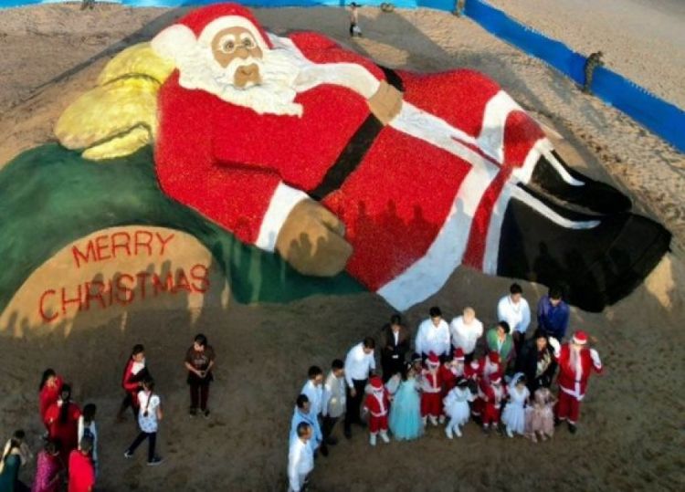 Qum və pomidordan hazırlanmış nəhəng Santa Klaus<font color=red> - FOTOLAR</font>