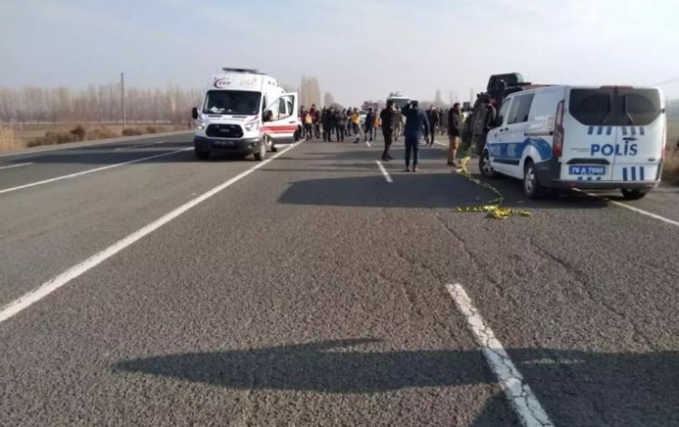 Türkiyədə hərbçiləri daşıyan mikroavtobus qəzaya uğrayıb, 12 nəfər yaralanıb