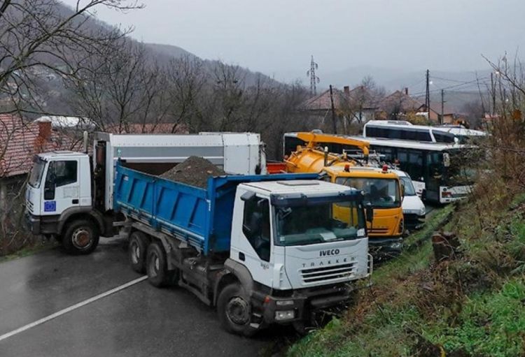 Serblər Kosovonun şimalında barrikadaları sökməyə başlayıblar