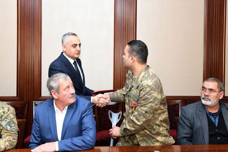 Naxçıvanda 1 şəhid ailəsinə və 5 qaziyə mənzil, 11 qaziyə və 1 sağlamlıq imkanları məhdud şəxsə isə avtomobil təqdim olunub<font color=red> - VİDEO</font>