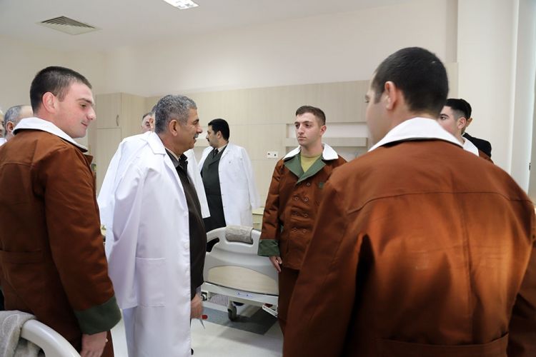 Müdafiə naziri bayram günündə hospitalda müalicə olunan hərbçilərlə görüşüb<font color=red> - VİDEO</font>