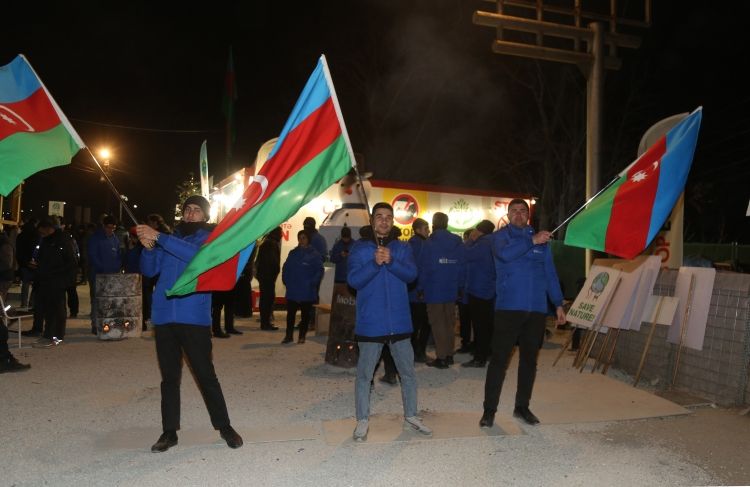 Xankəndi-Laçın yolu: Aksiyaçılar bayram əhvali-ruhiyyəsindədirlər<font color=red> - FOTOLAR</font>