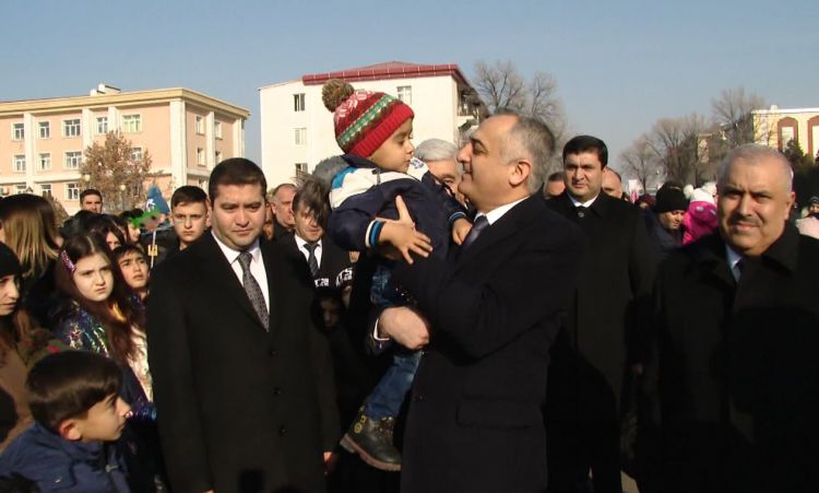 Naxçıvan şəhərində bayram şənliyi keçirilib. Prezidentin Naxçıvandakı səlahiyyətli nümayəndəsi Fuad Nəcəfli şənlikdə iştirak edib<font color=red> - VİDEO</font>