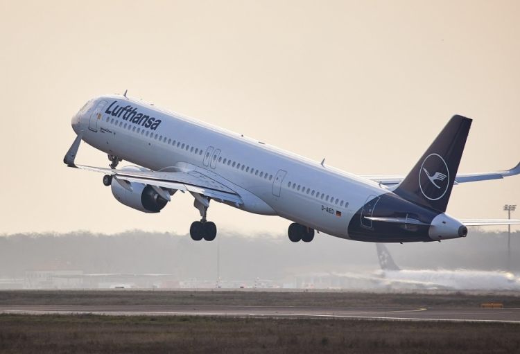 Frankfurt-Almatı-Astana reysi ilə uçan sərnişin təyyarəsi Bakı aeroportuna enib