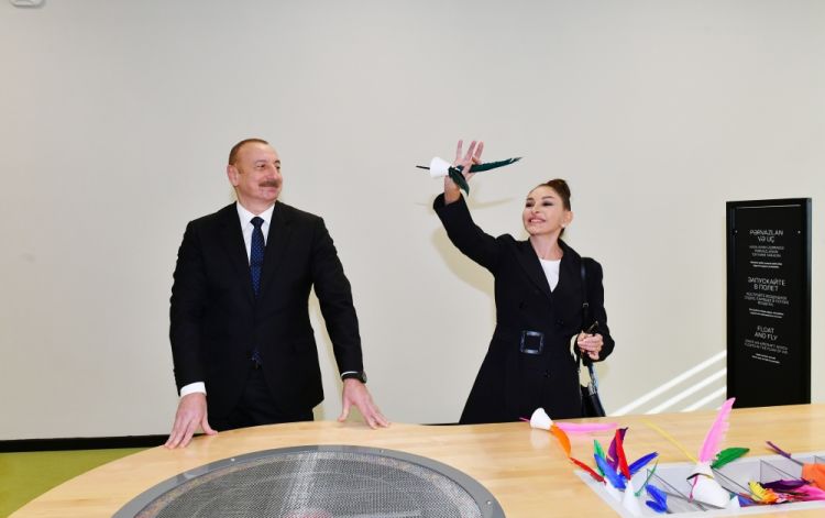 Prezident İlham Əliyev və birinci xanım Mehriban Əliyeva Bakıda “STEAM İnnovasiya Mərkəzi”nin açılışında iştirak ediblər<font color=red> - FOTOLAR</font>
