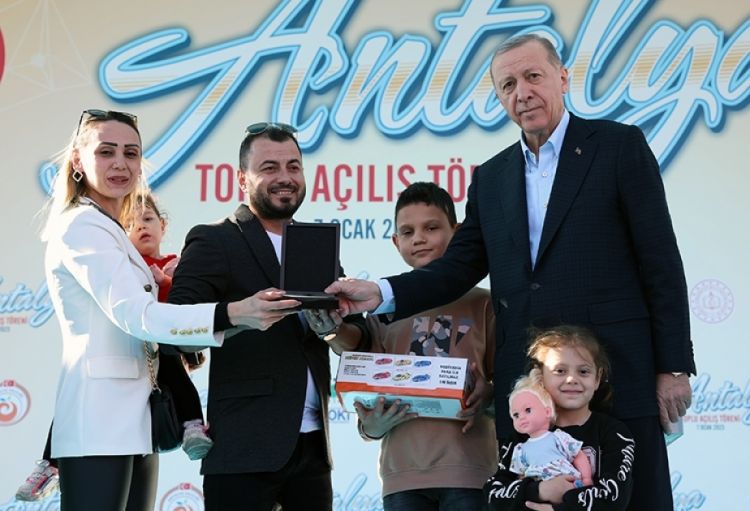 Antalyada meşə yanğınlarından evsiz qalan sakinlərə təzə mənzillər verilib