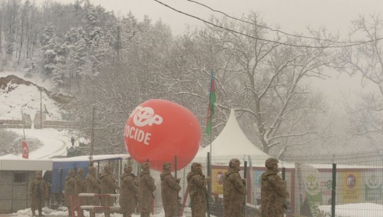 Laçın-Xankəndi yolunda havaya üzərində “Stop ecocide!” yazılan şar qaldırılıb<font color=red> - FOTOLAR</font>