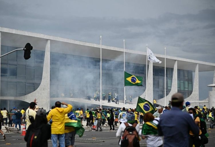 Feysbuk Braziliyadakı iğtişaşları dəstəkləyən yazıları siləcək