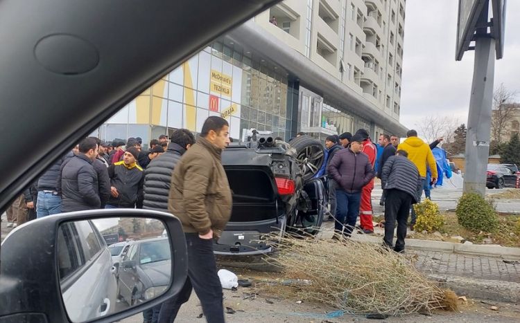 Bakıda “Qırmızı işıq”da keçən maşın ağır qəza törədib