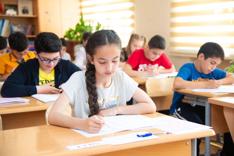 Azərbaycanda şagirdlərin yerdəyişməsi dayandırılıb