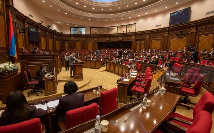 Ermənistan parlamentində mübahisə: müxalifət hakimiyyəti saxtakarlıqda ittiham edib