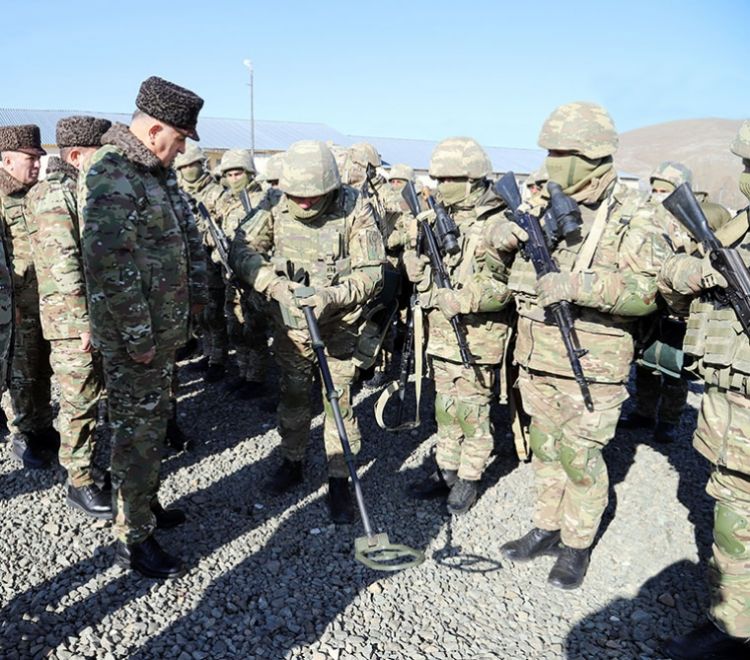 Müdafiə Nazirliyinin rəhbər heyəti Quru Qoşunlarının hərbi hissələrində olub<font color=red> - FOTOLAR</font>