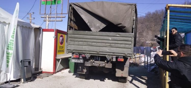 Sülhməramlılara məxsus iki avtomobil aksiya ərazisindən maneəsiz keçib