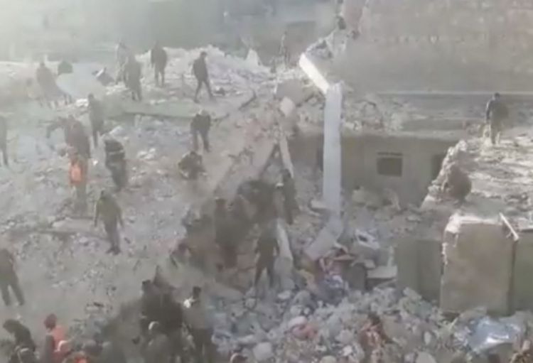 Hələb şəhərində yaşayış binası çöküb: Dağıntılar altında onlarla insan qalıb