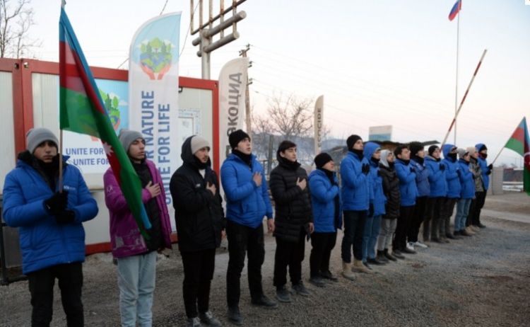 47-ci gün: Aksiya iştirakçıları hər zaman olduğu kimi Dövlət Himnini səsləndiriblər