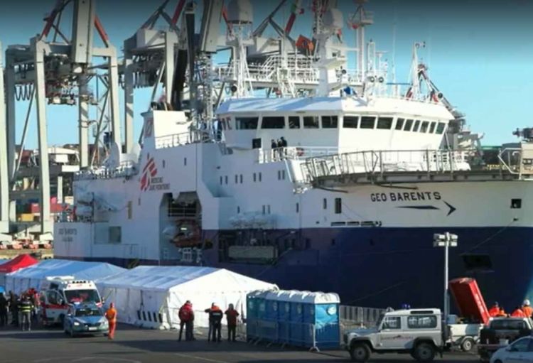 İtaliya “Geo Barents” humanitar gəmisindəki 237 miqrantı qəbul edib