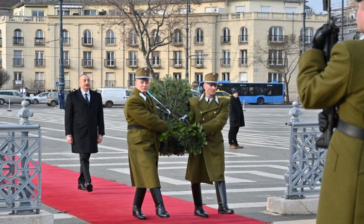 Prezident İlham Əliyev Budapeştdə naməlum əsgərin məzarını ziyarət edib<font color=red> - FOTOLAR</font>