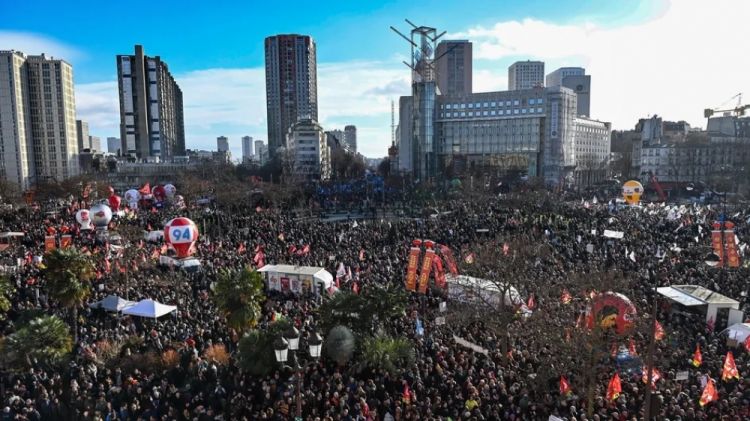 Fransızlar hökuməti pensiya islahatında dəyişikliyə məcbur etmək istəyirlər
