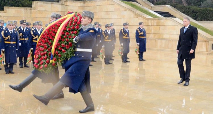 Rumıniya Prezidenti Klaus Yohannis Şəhidlər xiyabanını ziyarət edib<font color=red> - FOTOLAR</font>