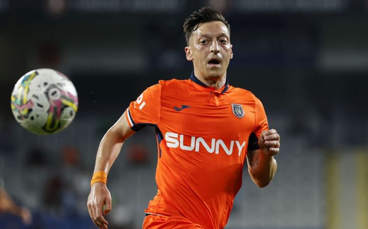 Mesut Özil karyerasını başa vurub