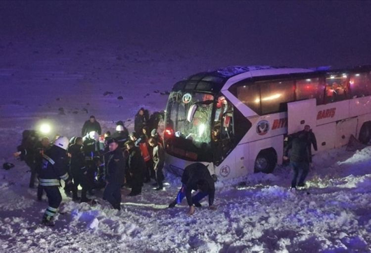 Türkiyədə sərnişin avtobusu dərəyə aşıb, 30 nəfər xəsarət alıb