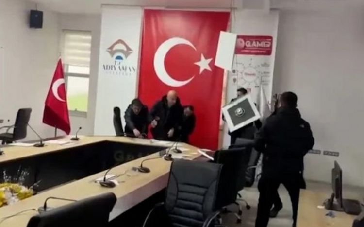 Türkiyədə nazir toplantı keçirən zaman zəlzələ olub<font color=red> - VİDEO</font>