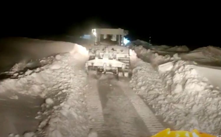 Kəlbəcərdə yolların qardan təmizlənməsi işləri dayanmadan aparılır<font color=red> - VİDEO</font>