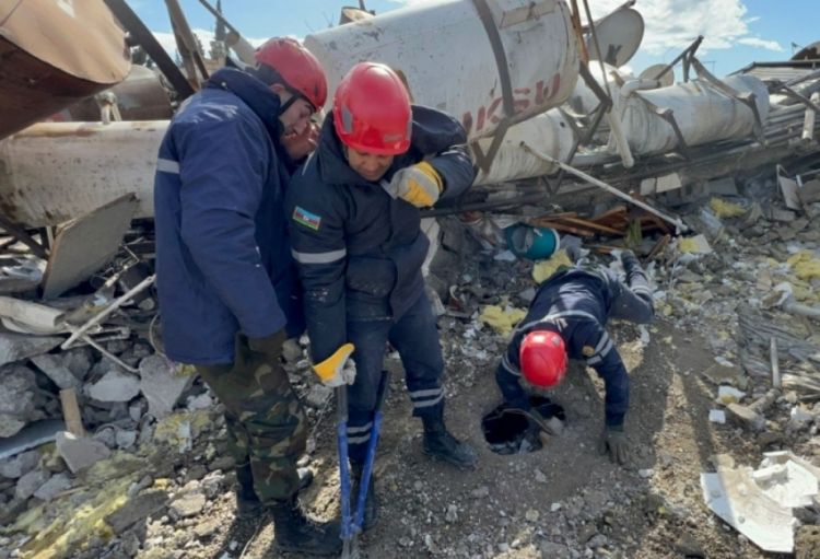 FHN-in xilasediciləri tərəfindən 16 nəfər dağıntılar altından sağ çıxarılıb