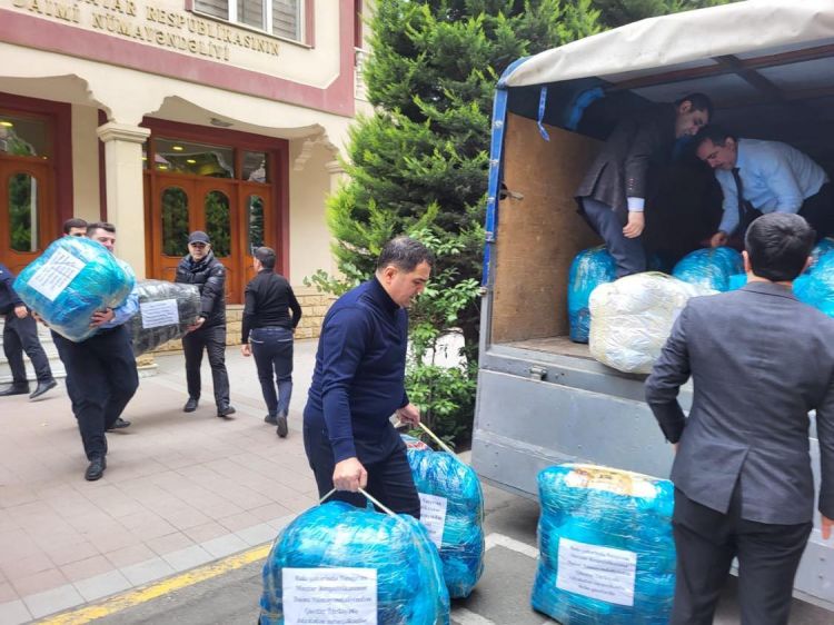 <strong>Daimi nümayəndəliyin kollektivi Türkiyəyə humanitar yardım göndərib<font color=red> - FOTOLAR</font></strong>