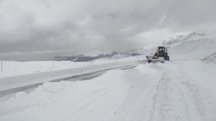 <strong>Naxçıvanın dağlıq və dağətəyi bölgələrində yollar qardan təmizlənir<font color=red> - VİDEO</font></strong>