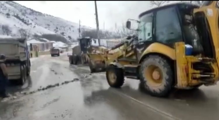 Naxçıvanda yollar qardan təmizlənir, fasiləsiz hərəkət təmin edilir<font color=red> - VİDEO</font>