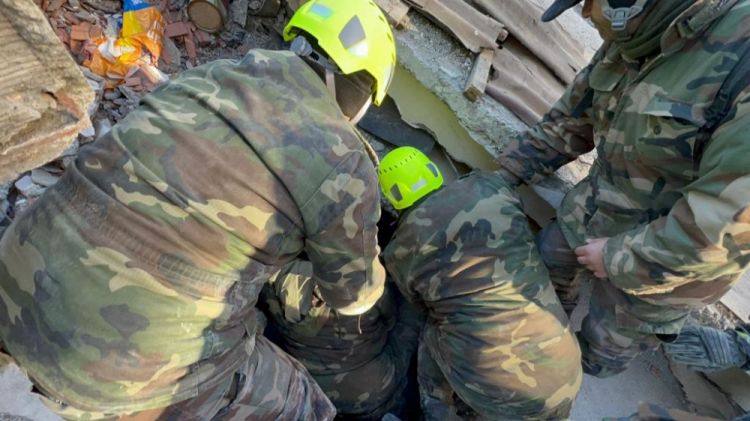 FHN-in xilasediciləri 44 nəfəri dağıntılar altından sağ çıxarıblar<font color=red> - VİDEO</font>