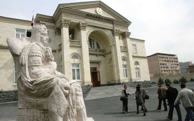 Ermənistanda hökumət binasının yaxınlığında atışma olub