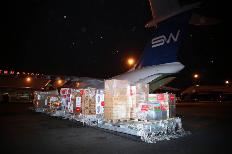 Mehriban Əliyevanın göstərişi ilə daha bir humanitar yardım təyyarəsi Türkiyəyə yola düşüb<font color=red> - FOTOLAR</font>