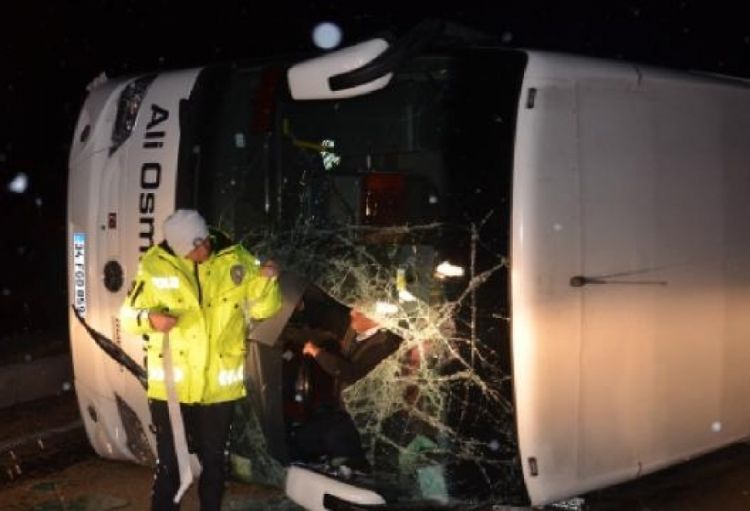 Türkiyədə avtobus aşıb, 30 nəfər xəsarət alıb