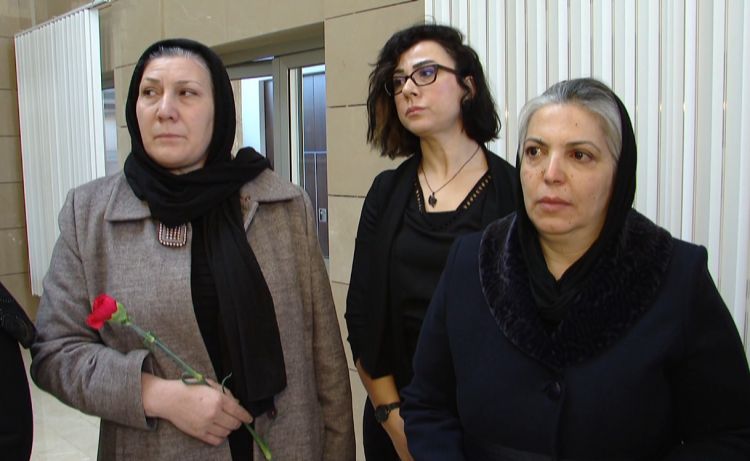 Şəhid anası aylıq təqaüdünü zəlzələdən zərərçəkənlərə bağışladı<font color=red> - VİDEO</font>