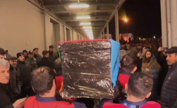 Türkiyədə zəlzələdə həlak olan azərbaycanlı tələbələrin cənazələri Bakıya gətirilib<font color=red> - VİDEO</font>