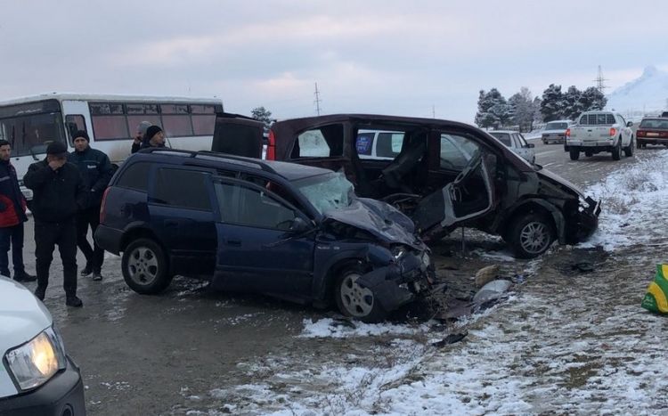 Siyəzəndə mikroavtobus qəzaya düşüb: 3 nəfər ölüb, 7 nəfər yaralanıb