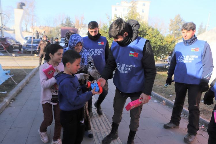 Türkiyədəki zərərçəkən uşaqlara Azərbaycan könüllüləri dəstək verir<font color=red> - FOTOLAR</font>