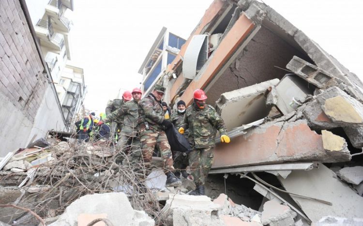 Azərbaycan xilasediciləri Türkiyədə dağıntılar altından 53 nəfəri sağ, 771 nəfərin cəsədini çıxarıb<font color=red> - VİDEO</font>