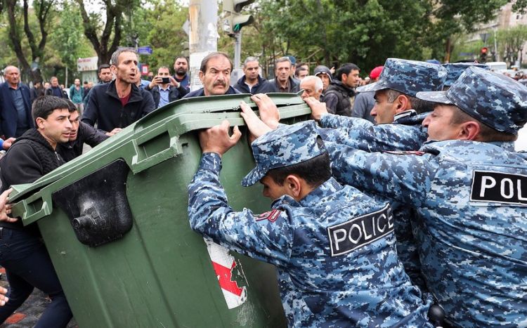 Ermənistanda hərbi hissədə yanğında ölən hərbçilərin valideynləri İrəvanda aksiya keçirir