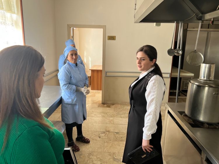 Ombudsman Günay Rzayeva ahıl şəxslərə baş çəkib<font color=red> - FOTOLAR</font>