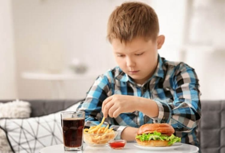 Dünyada hər 5 uşaq və yeniyetmədən birində düzgün qidalanmama problemi var